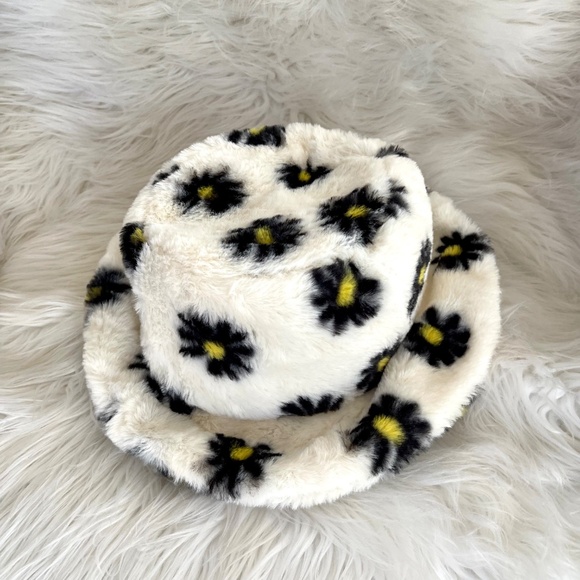 Daisy Flower Faux Fur Bucket Hat White Cream Plush NWT - Picture 2 of 4